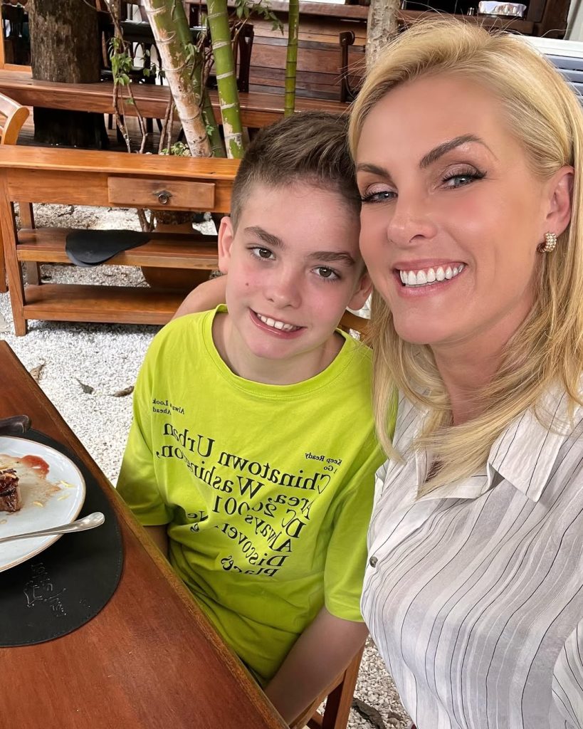  Ana Hickmann e seu filho Alexandre  no primeiro dia de aula 