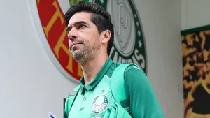 Abel Ferreira critica jogadores após derrota no clássico