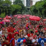 Foliões curtindo o Carnaval de rua de São Paulo, no bloco "Ritaleena"