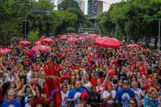 Foliões curtindo o Carnaval de rua de São Paulo, no bloco "Ritaleena"