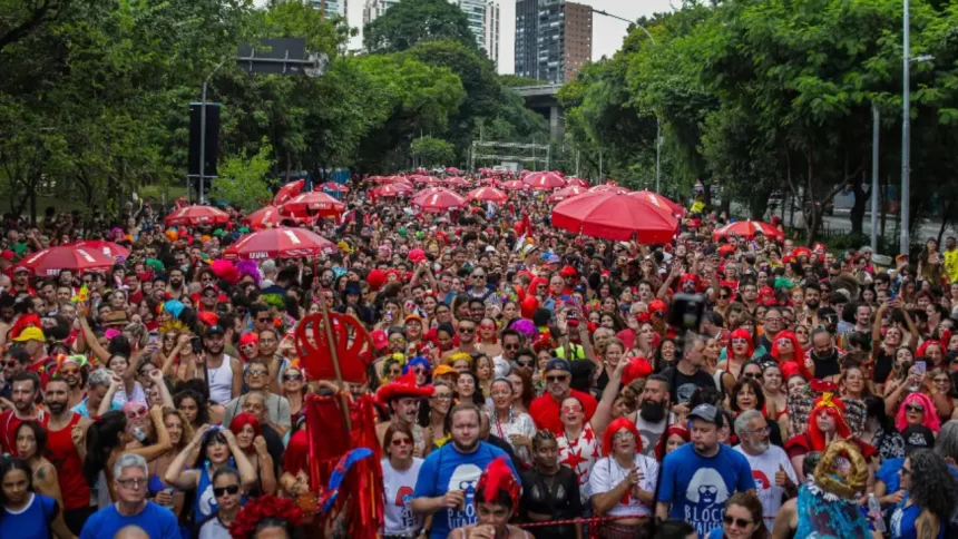 Foliões curtindo o Carnaval de rua de São Paulo, no bloco "Ritaleena"