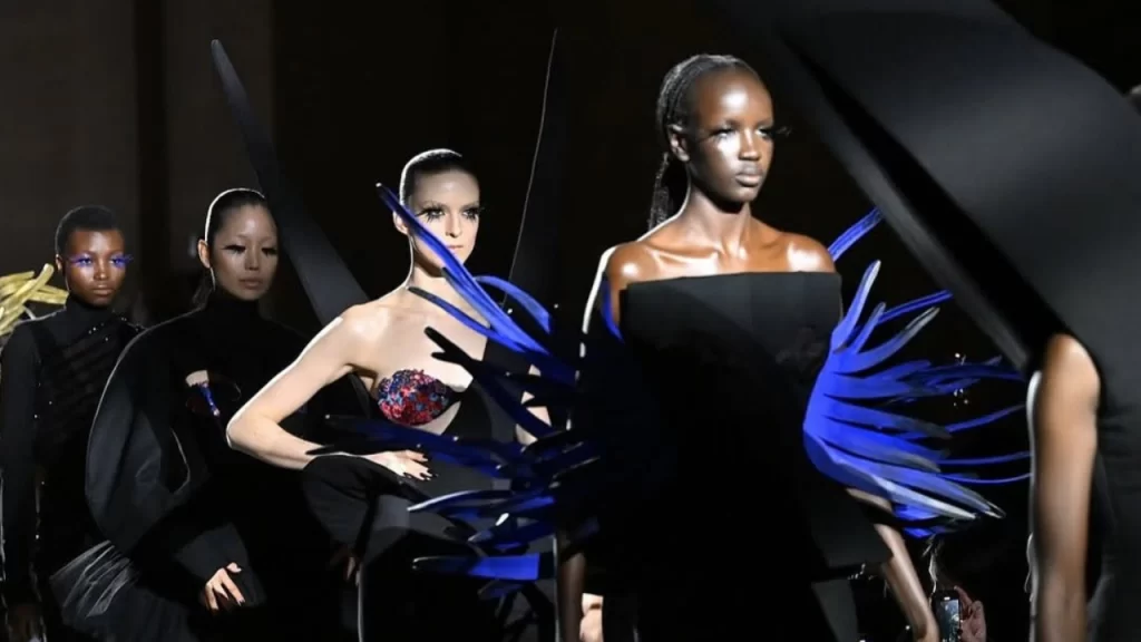 Londres abre Semana de Moda com expectativa e estilo nas passarelas