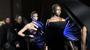 Londres abre Semana de Moda com expectativa e estilo nas passarelas