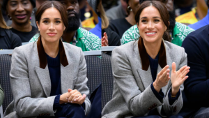 Meghan Markle adota blazer com lapela bicolor
