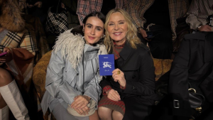 Valentina Herszage brilha na Fila A em desfile da Burberry