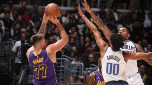 Luka Doncic registra triplo-duplo no primeiro confronto com os Mavericks