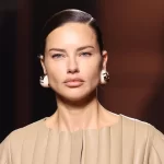 Modelo brasileira, Adriana Lima, desfilando nos 100 anos da Fendi