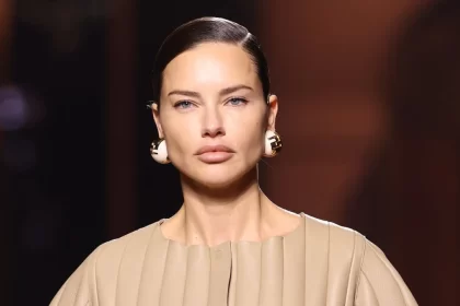 Modelo brasileira, Adriana Lima, desfilando nos 100 anos da Fendi