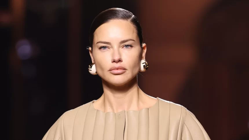 Modelo brasileira, Adriana Lima, desfilando nos 100 anos da Fendi