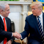 Donald Trump e Benjamin Netanyahu apertam as mãos em uma reunião oficial na Casa Branca, discutindo propostas para a reconstrução da Faixa de Gaza