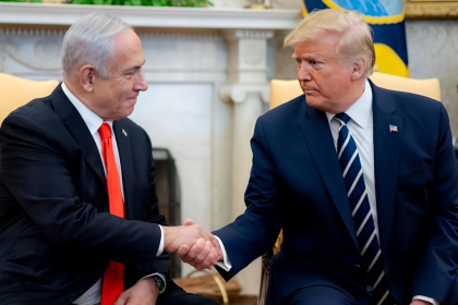 Donald Trump e Benjamin Netanyahu apertam as mãos em uma reunião oficial na Casa Branca, discutindo propostas para a reconstrução da Faixa de Gaza