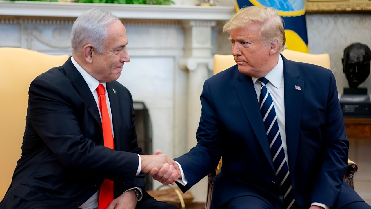 Donald Trump e Benjamin Netanyahu apertam as mãos em uma reunião oficial na Casa Branca, discutindo propostas para a reconstrução da Faixa de Gaza