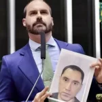 Eduardo Bolsonaro exibe foto de delegado durante discurso na Câmara