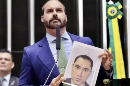 Eduardo Bolsonaro exibe foto de delegado durante discurso na Câmara