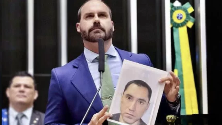 Eduardo Bolsonaro exibe foto de delegado durante discurso na Câmara