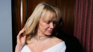 Pamela Anderson adota diamantes de laboratório no BAFTA