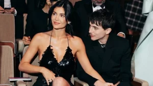 Kylie Jenner e Timothée Chalamet exibem anéis Cartier combinando no BAFTA 2025