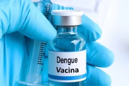 Profissional de saúde administrando vacina contra a dengue