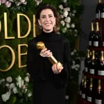 Fernanda Torres segurando Globo de ouro