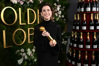 Fernanda Torres segurando Globo de ouro