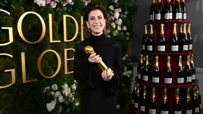 Fernanda Torres segurando Globo de ouro