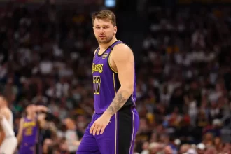 Luka Doncic em jogo para o Los Angeles Lakers