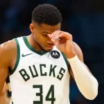 Anthony Davis e Giannis Antetokounmpo estão fora do All-Star Game 2025 devido a lesões e não conseguirão se recuperar a tempo do evento. Para substituir os astros, Trae Young assumirá a vaga de Giannis, enquanto Kyrie Irving entrará no lugar de Davis