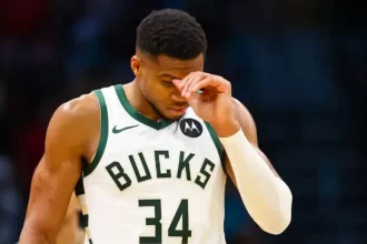 Anthony Davis e Giannis Antetokounmpo estão fora do All-Star Game 2025 devido a lesões e não conseguirão se recuperar a tempo do evento. Para substituir os astros, Trae Young assumirá a vaga de Giannis, enquanto Kyrie Irving entrará no lugar de Davis