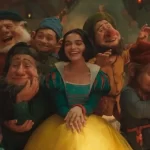 Branca de neve cantando junto aos anões