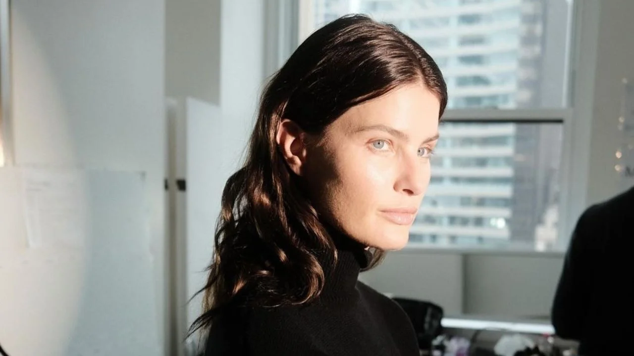 Isabeli Fontana nos bastidores de um desfile