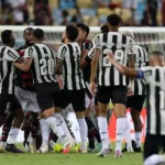 Jogadores brigando em campo na partida entre Botafogo e flamengo no dia 12 de Fevereiro