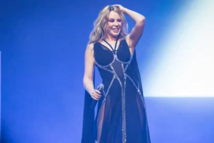 Kylie Minogue em 2025, perfomando na RAC Arena em Perth, na Australia