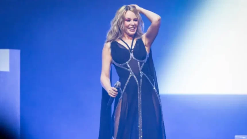 Kylie Minogue em 2025, perfomando na RAC Arena em Perth, na Australia