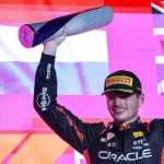 Após uma temporada marcada por tensões internas e externas, a Red Bull afastou os rumores sobre uma possível saída precoce de Max Verstappen. Em entrevista, Christian Horner, chefe da equipe, garantiu que o relacionamento com o piloto segue sólido e sem riscos de término antes do fim do contrato, que vai até 2028