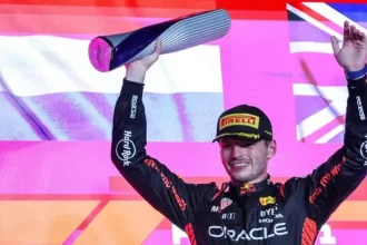 Após uma temporada marcada por tensões internas e externas, a Red Bull afastou os rumores sobre uma possível saída precoce de Max Verstappen. Em entrevista, Christian Horner, chefe da equipe, garantiu que o relacionamento com o piloto segue sólido e sem riscos de término antes do fim do contrato, que vai até 2028