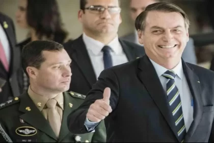 Mauro Cid e pai repassaram US$ 78 mil para Bolsonaro