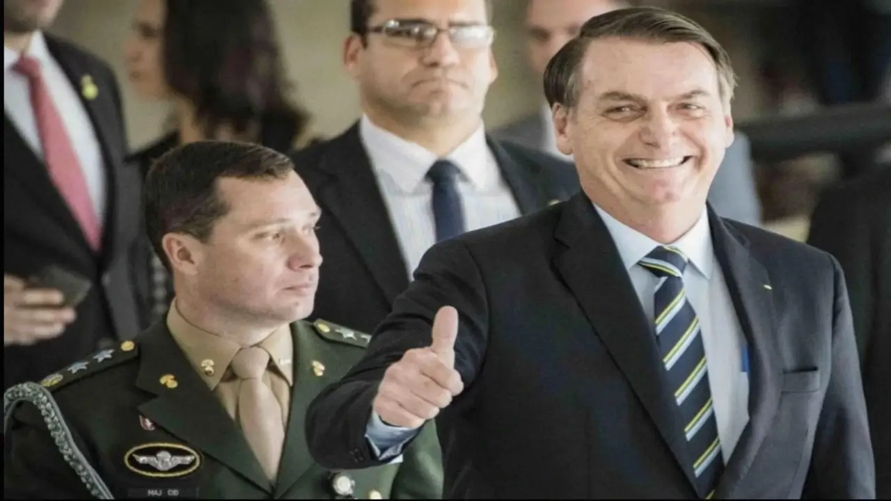 Mauro Cid e pai repassaram US$ 78 mil para Bolsonaro