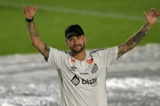 Neymar levantando os braços com a camisa do Santos