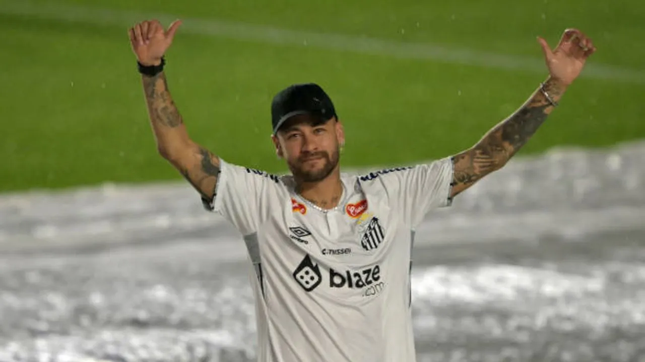 Neymar levantando os braços com a camisa do Santos