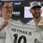 Presidente do clube do Santos na foto ao Lado de Neymar no dia 31 de Janeiro