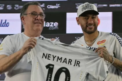 Presidente do clube do Santos na foto ao Lado de Neymar no dia 31 de Janeiro