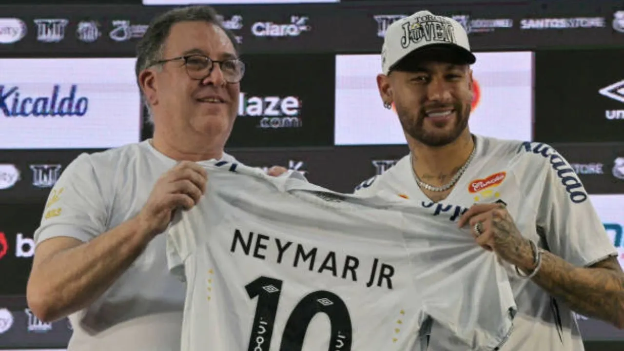 Presidente do clube do Santos na foto ao Lado de Neymar no dia 31 de Janeiro