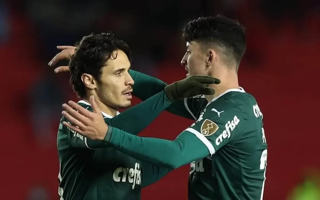 Jogadores Raphael Veiga e Piquerez se abraçam durante comemoração de gol pelo alviverde