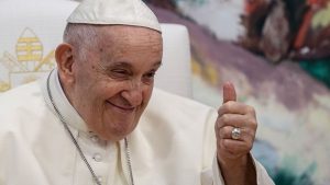 Saúde do Papa Francisco melhora após tratamento, mas ainda inspira cuidados