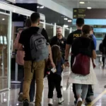 Um grupo de pessoas aguardando no aeroporto