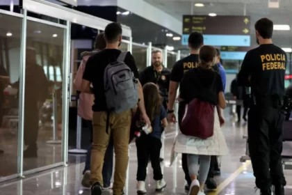 Um grupo de pessoas aguardando no aeroporto