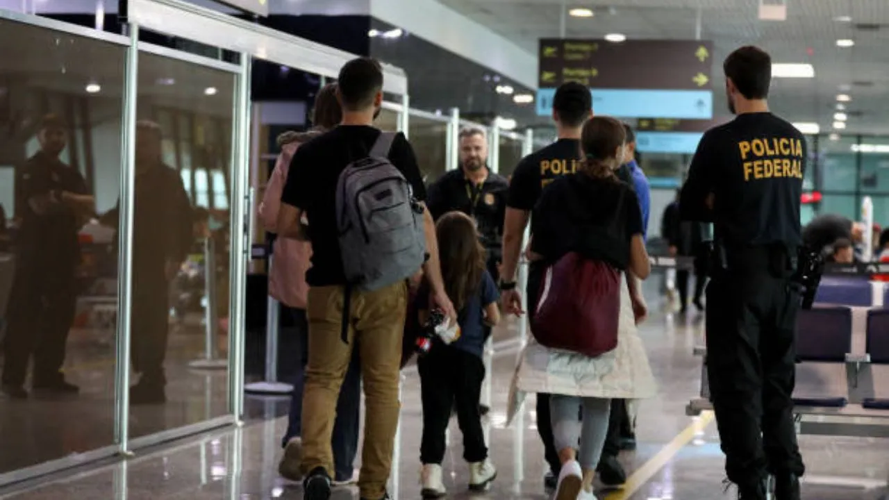 Um grupo de pessoas aguardando no aeroporto