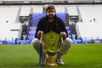 Piqué em foto postada no Instagram segurando taça