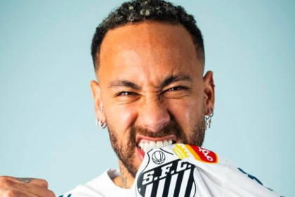 Neymar com a camisa do Santos