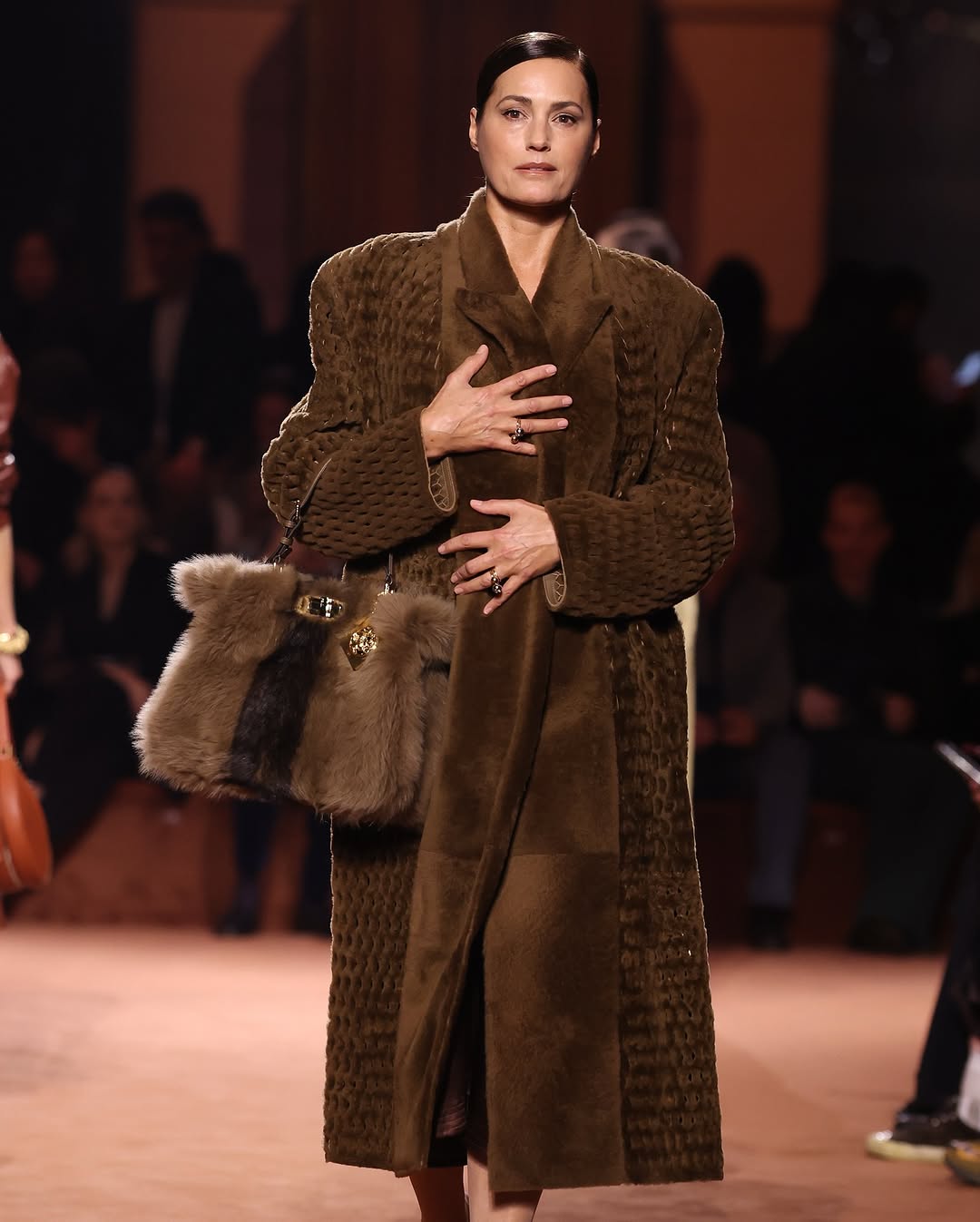 Casaco de pelo da nova coleção Outono/Inverno 2025 e 2026 da Fendi, apresentada na Semana de Moda de Milão